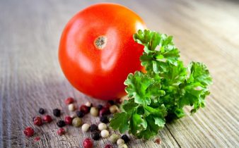kansızlık belirtileri başlamadan bol domates ve maydanoz tüketerek demirimizi arttırabiliriz