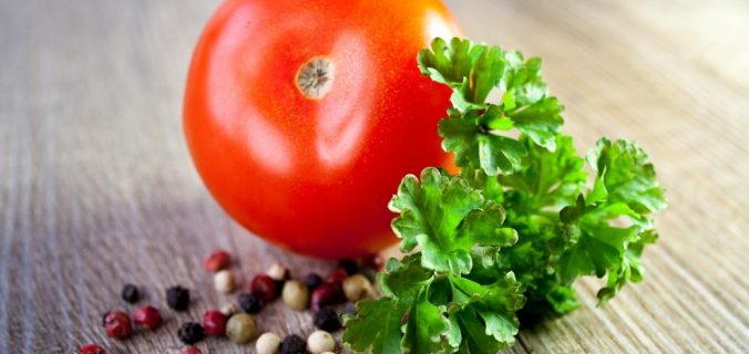 kansızlık belirtileri başlamadan bol domates ve maydanoz tüketerek demirimizi arttırabiliriz