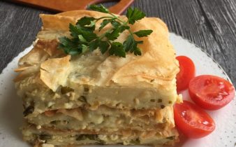 fırında peynirli börek piştikten sonra servise hazır