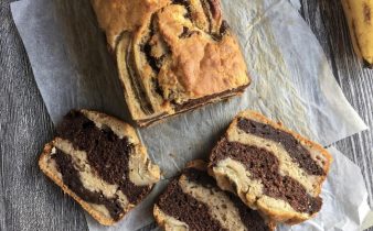 muzla yapılan tatlılardan vegan kek, dilimlenmiş