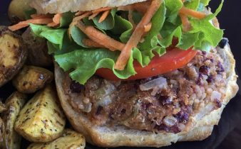 vegan burger yanında elma dilim patates