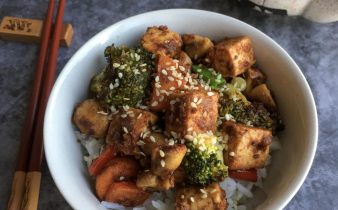 tofu stir fry çin usulü pirinç pilavı ile servis ediliyor