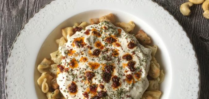 vegan mantı üzerine kaju yoğurdu